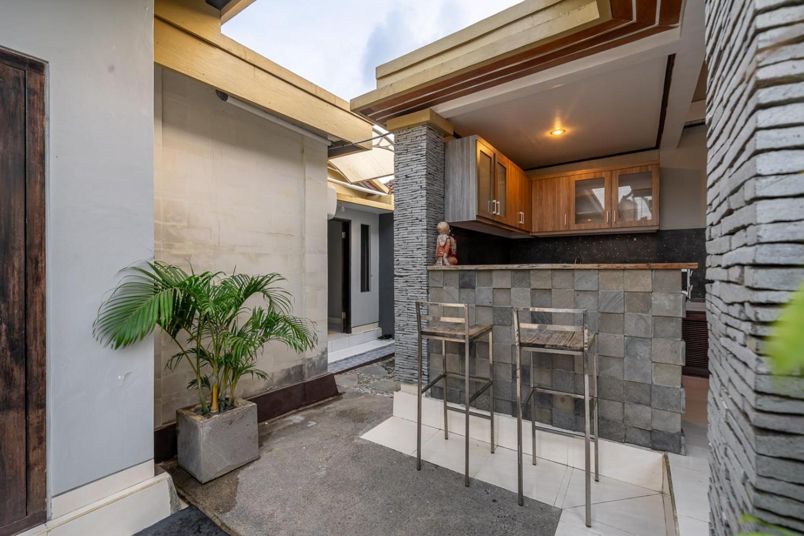 Qlo , Villa *